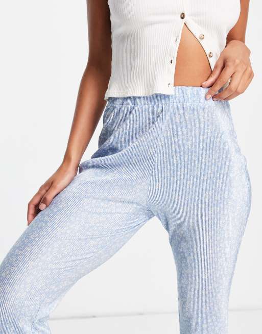 ASOS DESIGN plisse flare pants in blue ditsy floral, 3 of 4