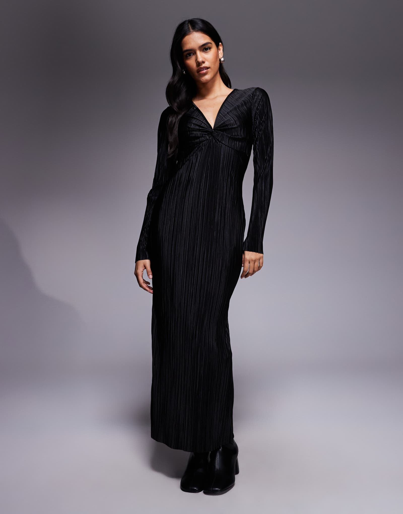 Черное платье миди из плиссе с закрученным спереди длинным рукавом ASOS DESIGN plissé черного цвета