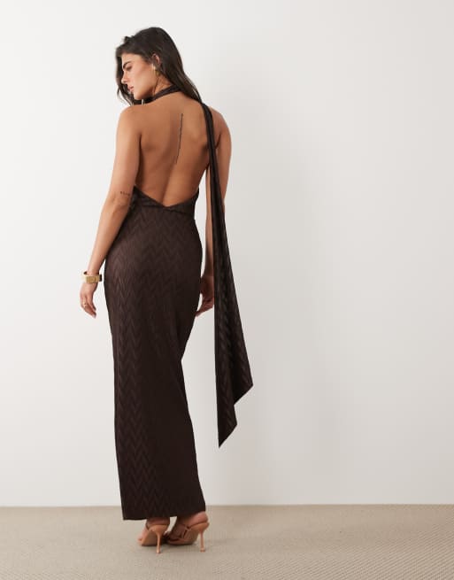 ASOS DESIGN - Plissé maxi jurk met zigzagmotief en sjaalkraag in chocoladebruin, 4 van 4