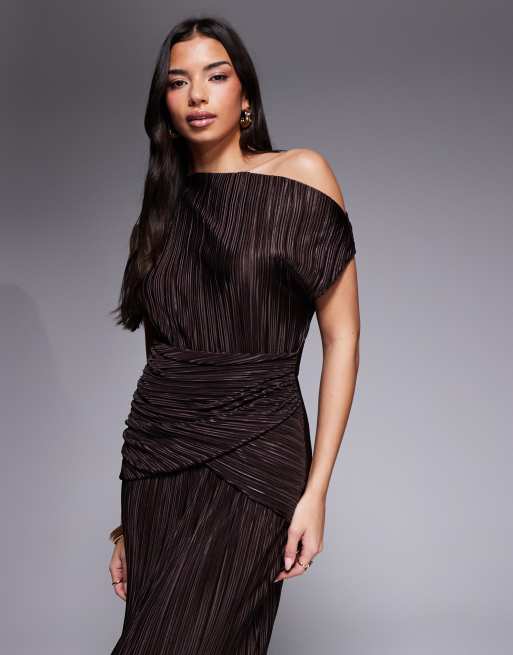 ASOS DESIGN - Plissé maxi kokerjurk met afhangende schouder en gedraaide taille in chocoladebruin, 2 van 4