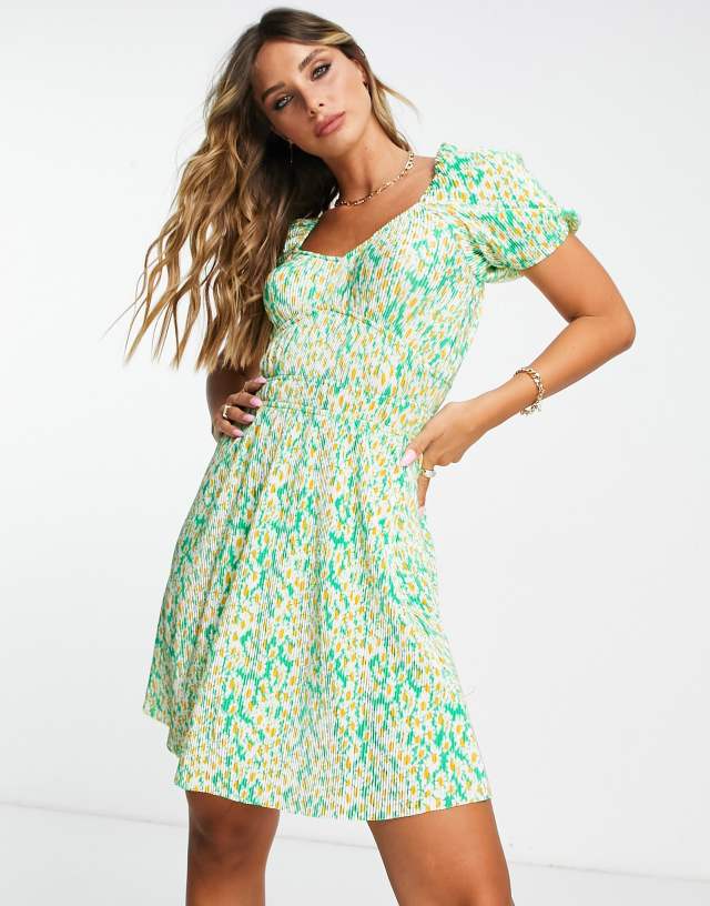 ASOS DESIGN - plisse mini tea dress with short sleeve and waist detail in green daisy floral