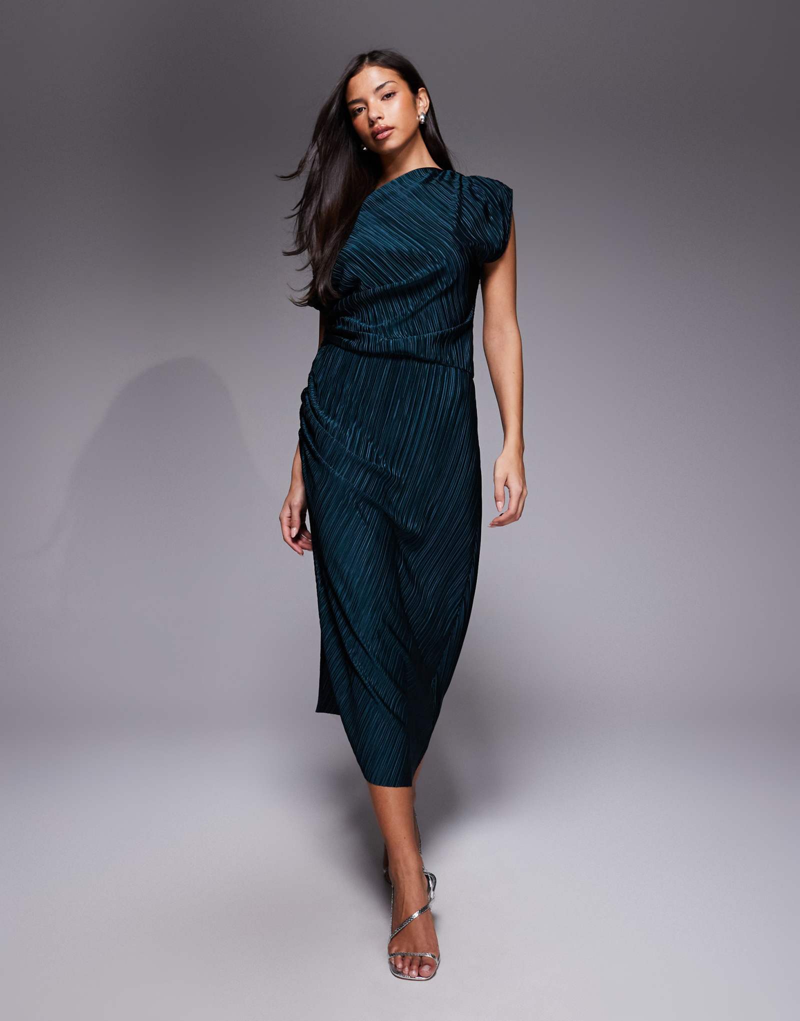Макси-платье ASOS DESIGN из плиссе с рюшами по бокам изумрудного цвета