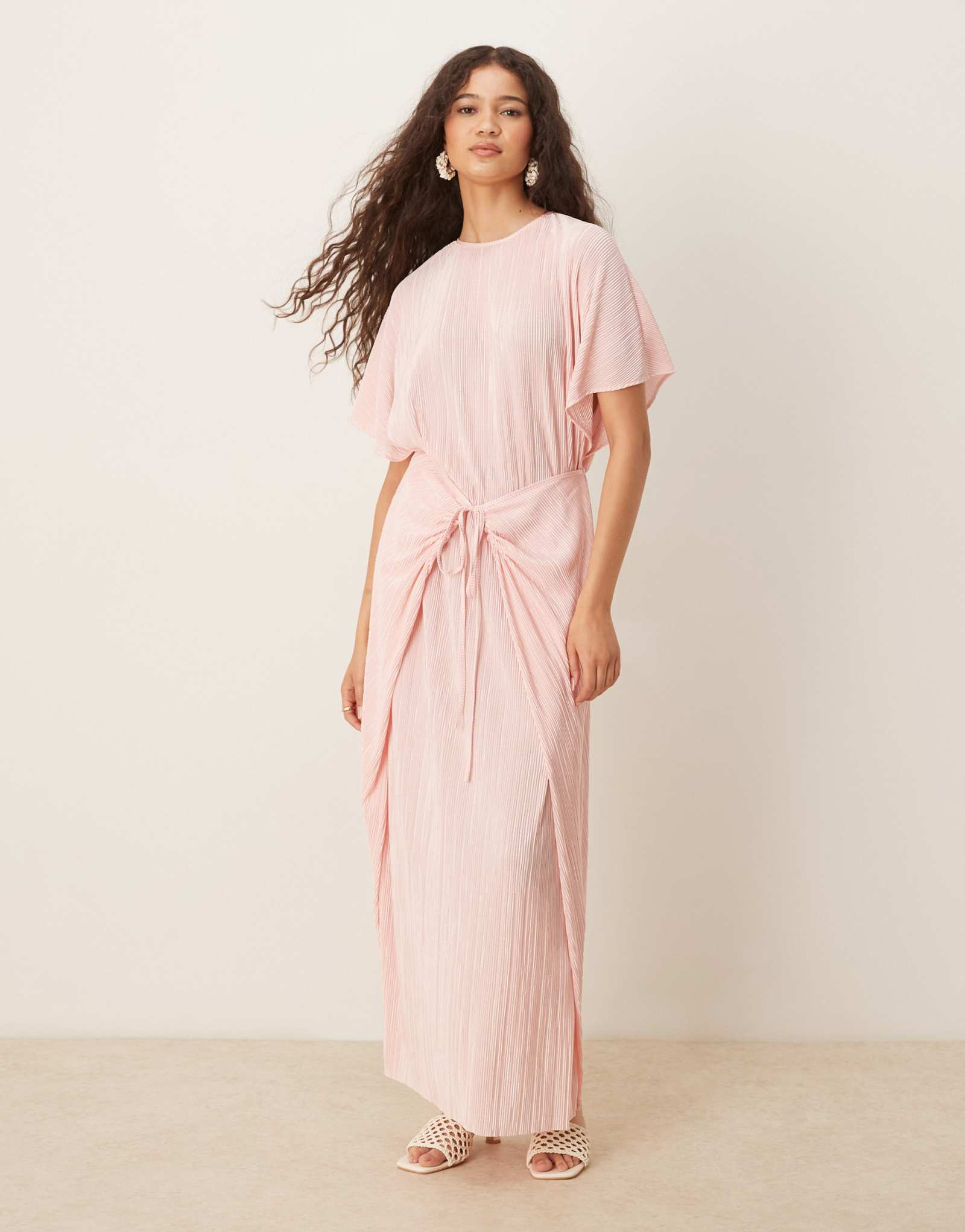 Макси-платье ASOS DESIGN plisse с коротким рукавом и завязками на шее нежно-розового цвета