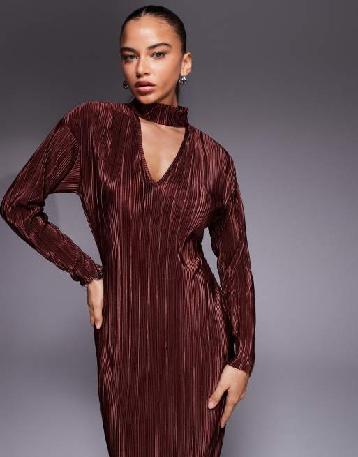 ASOS DESIGN plisse V-front choker detail maxi dress in chocolate, 2 of 4
