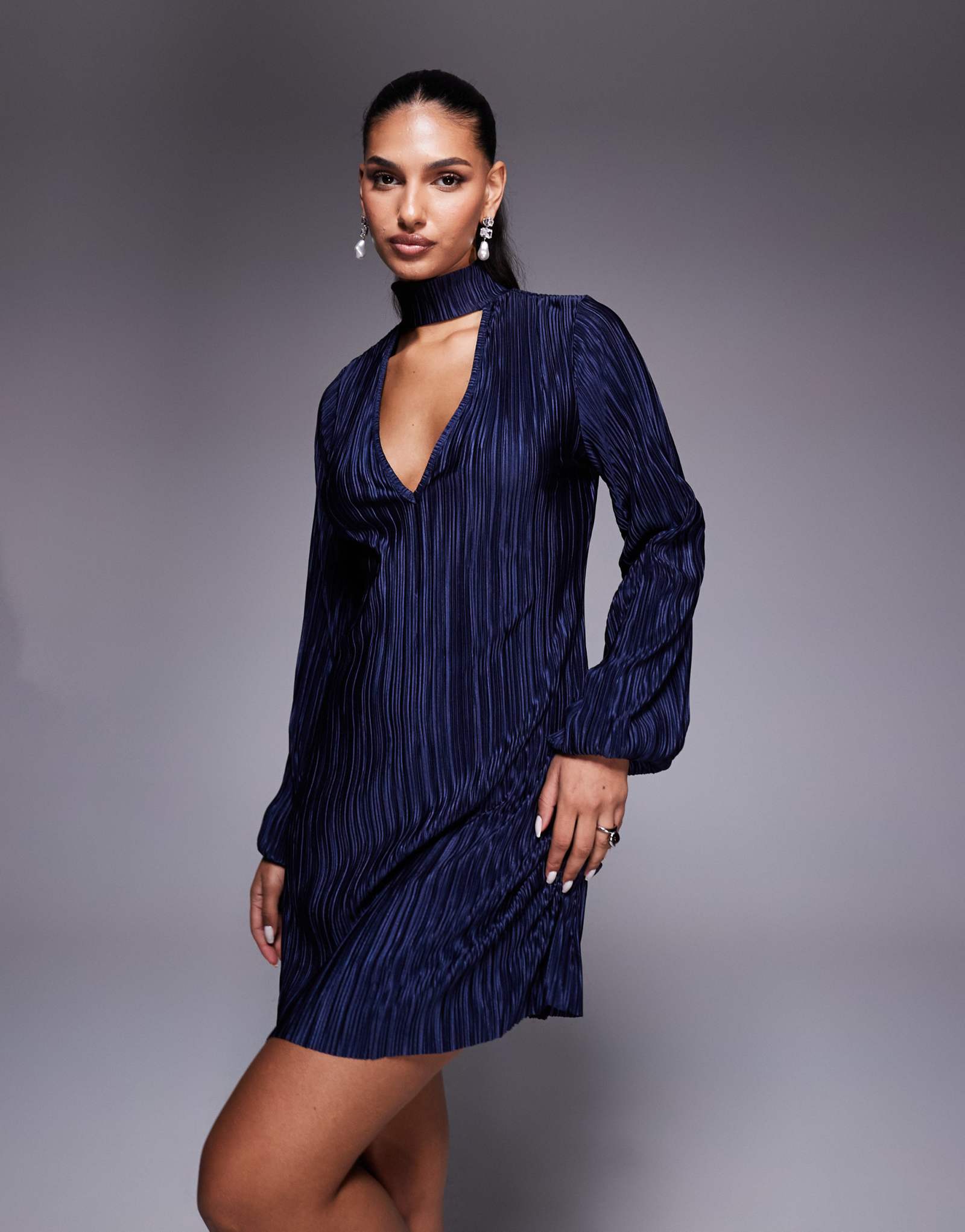 Мини-платье-чокер ASOS DESIGN plisse с V-образным вырезом спереди и рукавом-баллоном темно-синего цвета