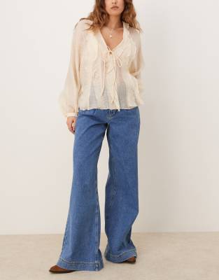 ASOS DESIGN - Plissee-Jeans in Mittelblau mit niedrigem Bund