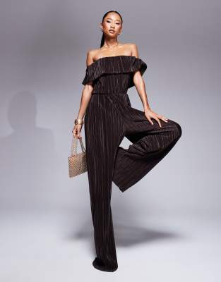 ASOS DESIGN - Plissee-Jumpsuit in Schokoladenbraun mit weitem Bein und Bardot-Ausschnitt