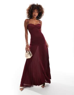 ASOS DESIGN - Plissee-Maxikleid in Beerenrot mit tiefer Taille und Körbchendetail