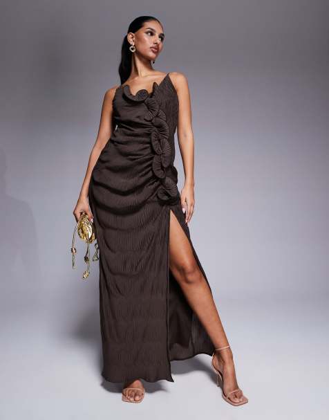 ASOS DESIGN – Plissee-Maxikleid in Schokobraun in gerüschtem Wasserfall-Design mit schmalen Trägern und Ansteckblumen - view 1
