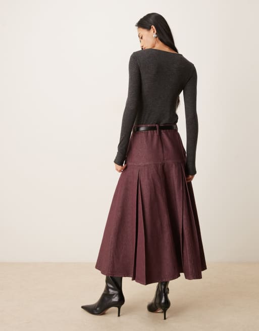 ASOS DESIGN – Plissee-Maxirock aus Denim in Burgunderrot, 4 von 5