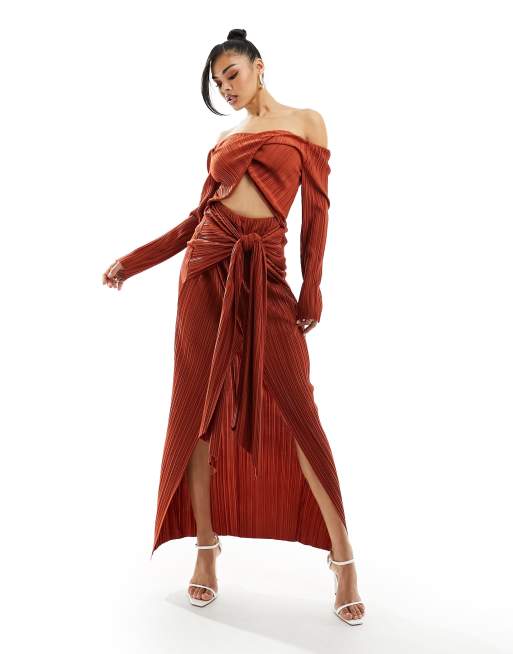 ASOS DESIGN – Plissee-Midikleid in Rostrot mit Carmen-Ausschnitt und verdrehter Vorderseite
