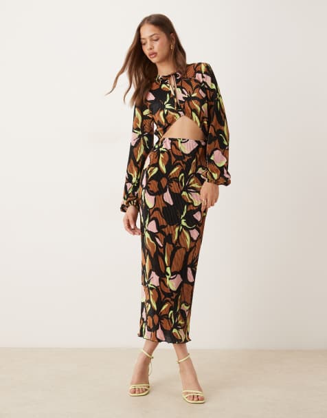 ASOS DESIGN – Plissee-Midikleid mit dunklem Blumenmuster, Cut-Out und Schleife auf der Vorderseite - view 1