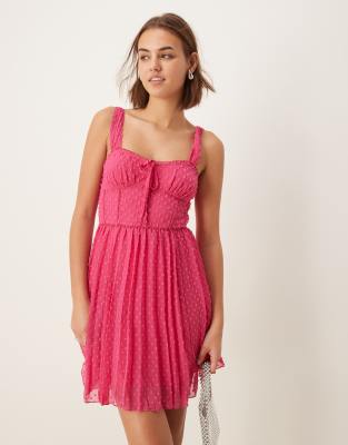 ASOS DESIGN - Plissee-Minikleid aus flauschigem Dobby-Stoff in Pink mit Milchmädchen-Brustpartie-Rosa