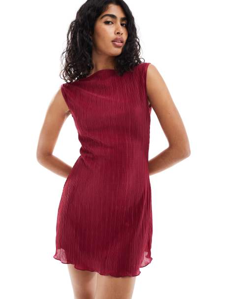 ASOS DESIGN – Plissee-Minikleid in Burgunderrot mit U-Boot-Ausschnitt - view 1