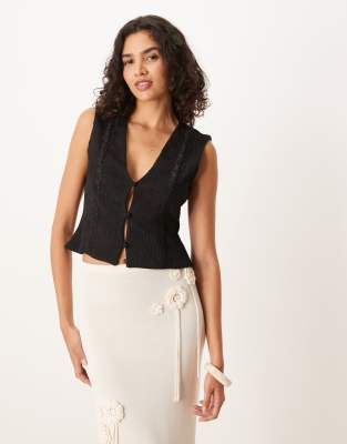 ASOS DESIGN - Plissee-Weste in Schwarz mit Spitzenbesatz