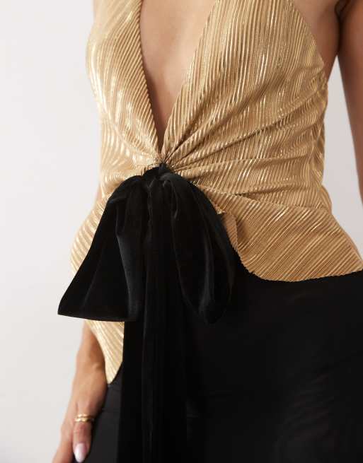 ASOS DESIGN plisserad halterneck-topp med sammetsrosett i guld, 3 av 4