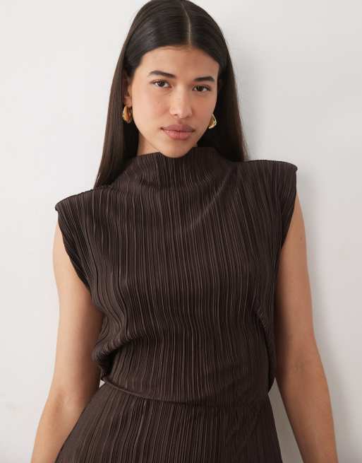ASOS DESIGN plisserad midiklänning med hög krage, axelvaddar och rak passform i chokladbrun, 3 av 4