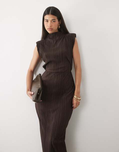 ASOS DESIGN plisseret, højhalset maxikjole i lige snit med skulderpuder i chokoladebrun - view 1