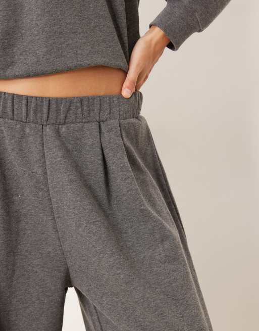 ASOS DESIGN – Plissierte Barrel Leg Jogginghose in Dunkelgrau mit niedrigem Bund, Kombiteil, 3 von 5