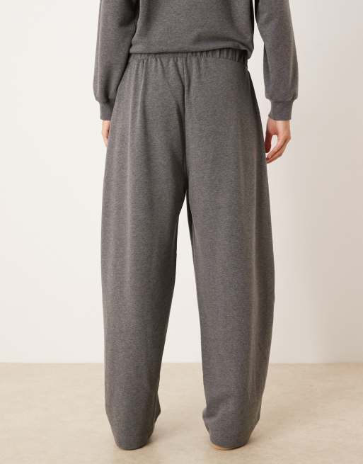 ASOS DESIGN – Plissierte Barrel Leg Jogginghose in Dunkelgrau mit niedrigem Bund, Kombiteil, 4 von 5