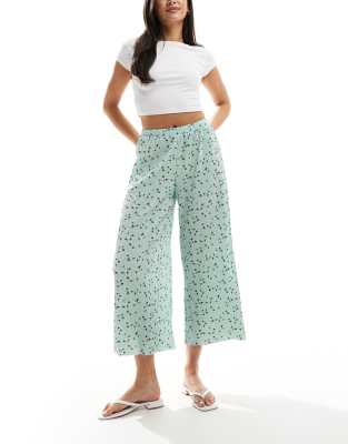 ASOS DESIGN - Plissierte Culotte-Hose in Grün mit Blümchenmuster und weitem Bein-Bunt