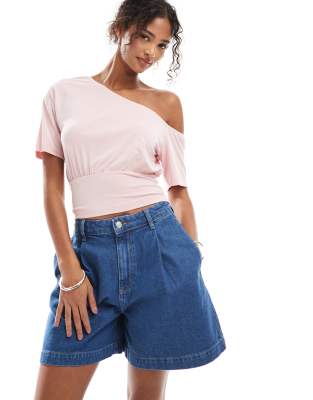 ASOS DESIGN - Plissierte Dad-Jeansshorts in mittlerer Waschung-Blau
