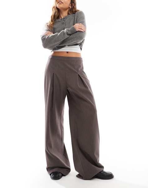 ASOS DESIGN – Plissierte Hose in Braun mit Nadelstreifen und weitem Bein - view 1