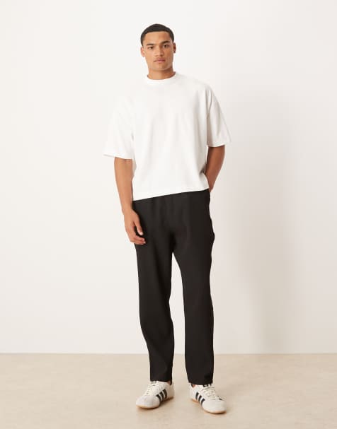 ASOS DESIGN – Plissierte, schmal zulaufende Schlaghose in Schwarz - view 1