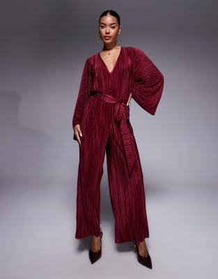 ASOS DESIGN - Plissierter Jumpsuit in Burgunderrot mit V-Ausschnitt, hinten gebundenem Taillenband und weitem Bein