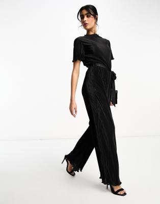 ASOS DESIGN - Plissierter Jumpsuit in Schwarz mit Stehkragen