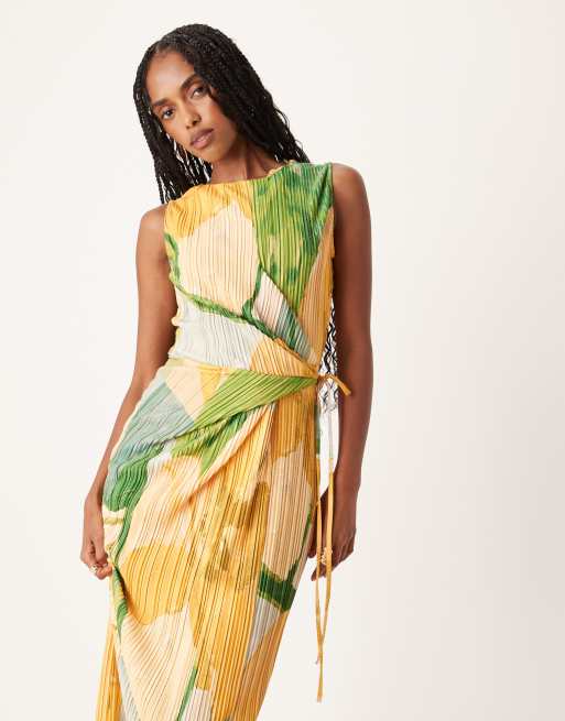 ASOS DESIGN – Plissiertes, ärmelloses Maxikleid in Grün mit gemaltem Blumenmuster, Wickeldesign und seitlichem Bindeband, 2 von 4