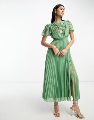 ASOS DESIGN - Plissiertes, besticktes Maxikleid in blassem Salbeigrün mit Wasserfallausschnitt vorne und Dobby-Struktur