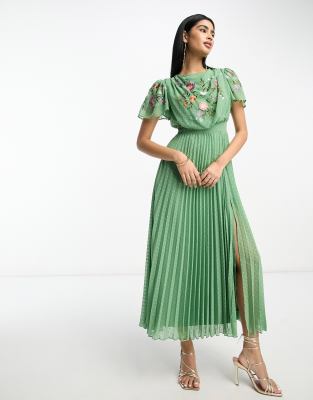 ASOS DESIGN – Plissiertes, besticktes Maxikleid in blassem Salbeigrün mit Wasserfallausschnitt vorne und Dobby-Struktur