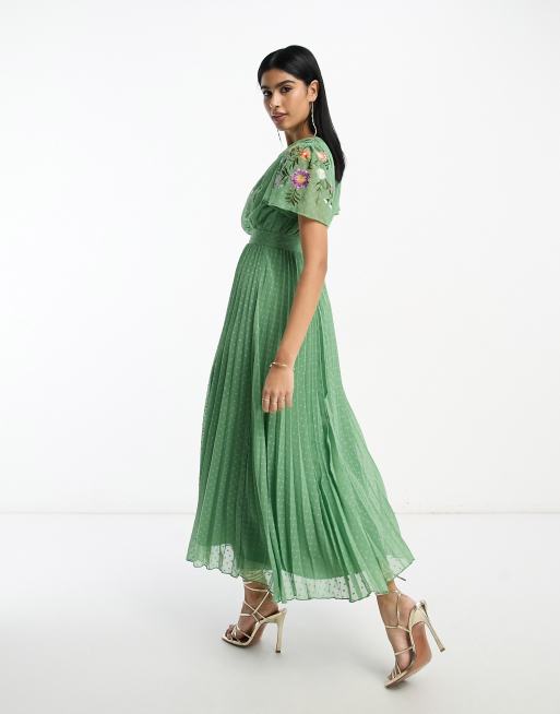 ASOS DESIGN – Plissiertes, besticktes Maxikleid in blassem Salbeigrün mit Wasserfallausschnitt vorne und Dobby-Struktur, 4 von 4