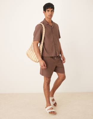 ASOS DESIGN – Plissiertes Boxy Loose Fit Hemd in Braun mit Reverskragen, Kombiteil - view 1