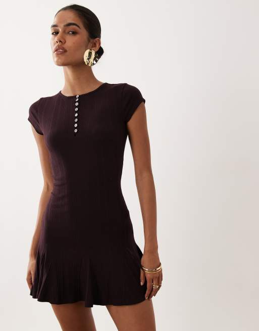 ASOS DESIGN plissiertes Henley-Minikleid mit kurzen Ärmeln in Schokobraun, 3 von 4