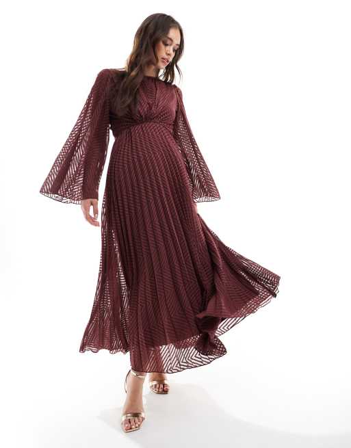 ASOS DESIGN – Plissiertes, hinten gebundenes Chiffon-Midikleid in Burgunderrot mit Trompetenärmeln und Zickzackstreifen