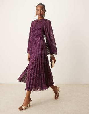 ASOS DESIGN - Plissiertes, hinten gebundenes Chiffon-Midikleid in Burgunderrot mit Trompetenärmeln und Zickzackstreifen-...