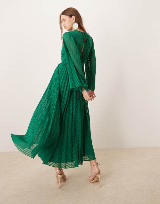 ASOS DESIGN Plissiertes hinten gebundenes Chiffon Midikleid in Grun mit Trompetenarmeln und Winkelstreifenmuster