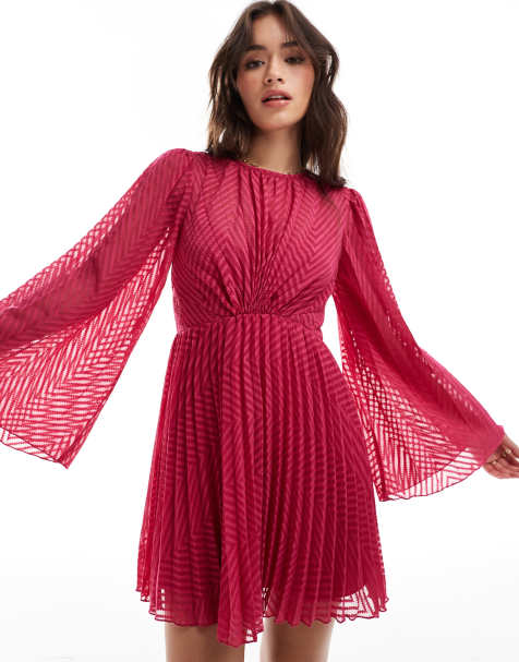 ASOS DESIGN – Plissiertes, hinten gebundenes Chiffon-Minikleid in Rot mit Trompetenärmeln und Zickzackstreifen - view 1