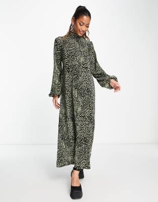 ASOS DESIGN - Plissiertes, hochgeschlossenes Maxikleid in Khaki mit Leopardenmuster-Bunt