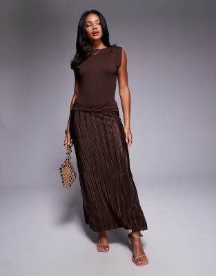 ASOS DESIGN - Plissiertes Hybrid-Maxikleid in Braun mit verdrehtem Detail