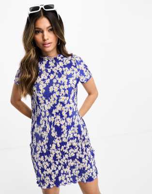 ASOS DESIGN - Plissiertes, kurzes T-Shirt-Kleid in Blau mit Gänseblümchenmuster