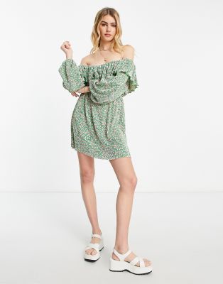 ASOS DESIGN - Plissiertes, langärmliges Minikleid mit Bardot-Ausschnitt, Rüschen und kleinem Muster in Grün und Pink-Bun...