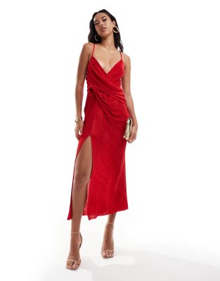 ASOS DESIGN - Plissiertes Maxi-Trägerkleid in Rot mit Ansteckblumendetail und Vorderseite im Wasserfall-Design-Keine Far...