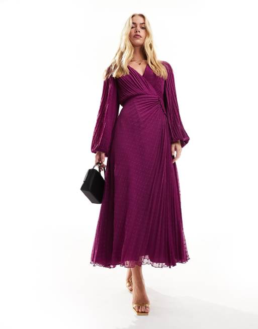 ASOS Design Plissiertes Maxi Wickelkleid aus genopptem Stoff in Magenta mit Knopfdetail ASOS