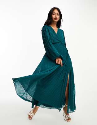 ASOS Design - Plissiertes Maxi-Wickelkleid in Piniengrün aus Dobby-Chiffon mit Knopfdetail