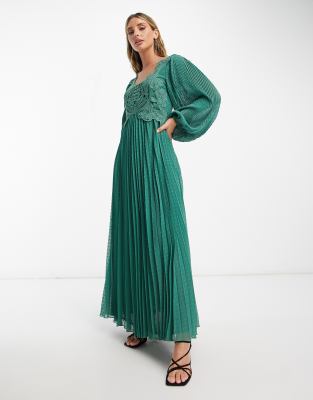 ASOS DESIGN - Plissiertes Maxikleid in Dunkelgrün mit eckigem Ausschnitt und Dobby-Stickerei