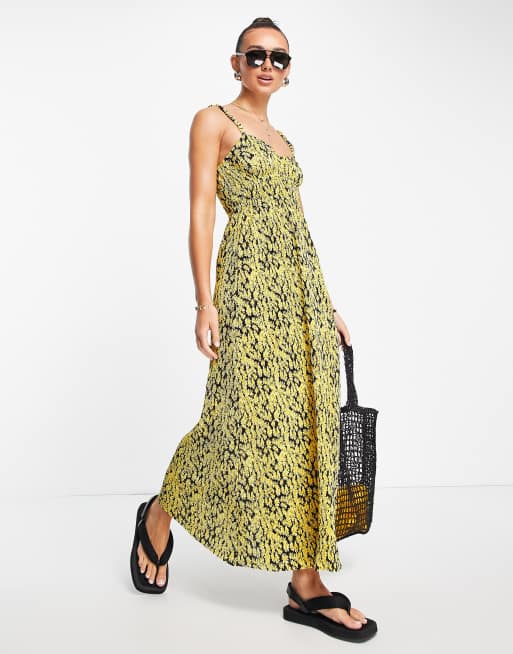 ASOS DESIGN Plissiertes Maxikleid in Gelb mit Ganseblumchenmuster und Riemchendesign ASOS