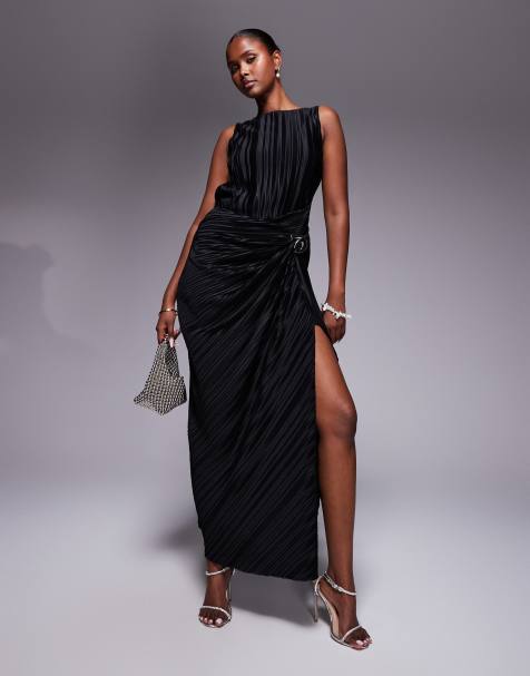 ASOS DESIGN – Plissiertes Maxikleid in Schwarz mit goldfarbenen Metalldetails und Schlitz - view 1